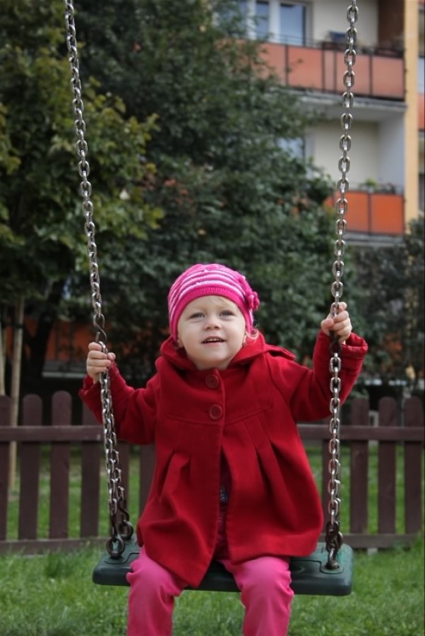 Zdjęcie zgłoszone na konkurs eBobas.pl Weronika,jesienne zabawy na huśtawce:&#41;