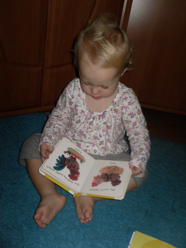 Zdjęcie zgłoszone na konkurs eBobas.pl Weronika czyta książeczkę:&#41;