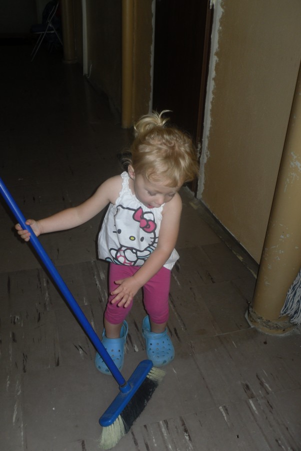 Zdjęcie zgłoszone na konkurs eBobas.pl Weronika  2,5  roku,,szczotka  w  łapki i zamiatamy korytarzyk,aby ślinił czystością:&#41; aby mama,miała mniej pracy:&#41;