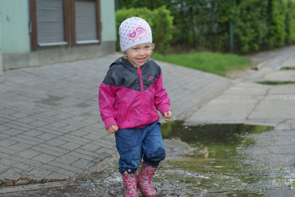 Zdjęcie zgłoszone na konkurs eBobas.pl Po,deszczu,zawsze  świeci słońce:&#41;I dużo,jest  kałuż,a  zabawa radosna,i uśmiech od  ucha  do ucha:&#41;Weronika  czarna285 