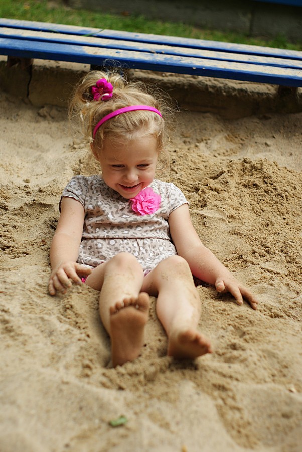Zdjęcie zgłoszone na konkurs eBobas.pl Zabawy  w  piasku,uśmiech  od  ucha  do  ucha:&#41;Weronika  4  latka czarna285
