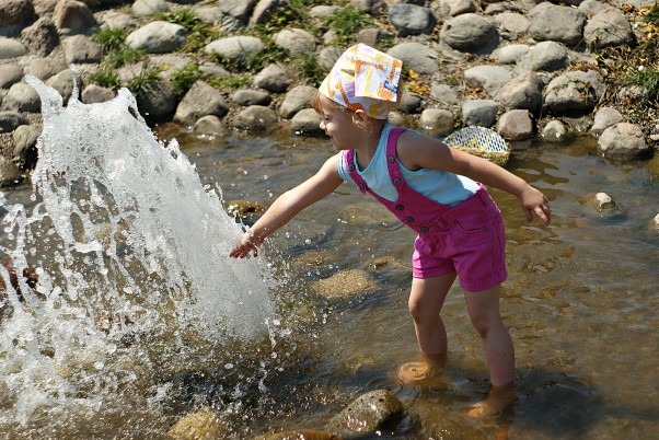 Zdjęcie zgłoszone na konkurs eBobas.pl Trochę  wody  dla  ochłody:&#41;  Weronika  4  latka  czarna285