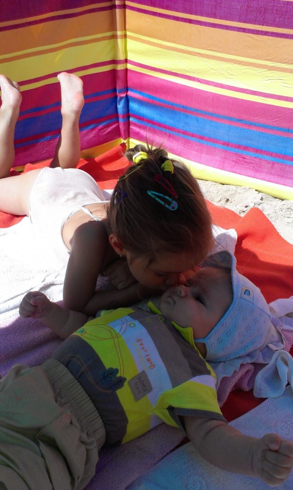 Plażowicze Pierwsze wakacje 4 miesięcznego Antosia, na zdjęciu z siostrą Michaliną:&#41;