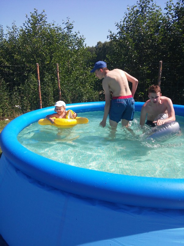 zabawa z chłopakami  słońca woda i większy basen 
