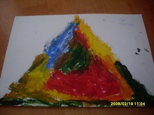 Tęczowa piramida Igor 4,5\n\nMiała być karnawałowa czapeczka, ale tak polubiłam to dzieło, że została &quot;tęczowa piramida&quot; &#40;a czapeczkę synek wykonał drugą&#41;...