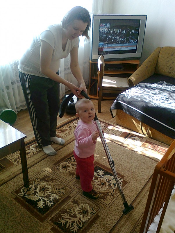Zdjęcie zgłoszone na konkurs eBobas.pl Milenka razem z mamą sprząta pokój na przyjście na świat swojego małego braciszka Frania