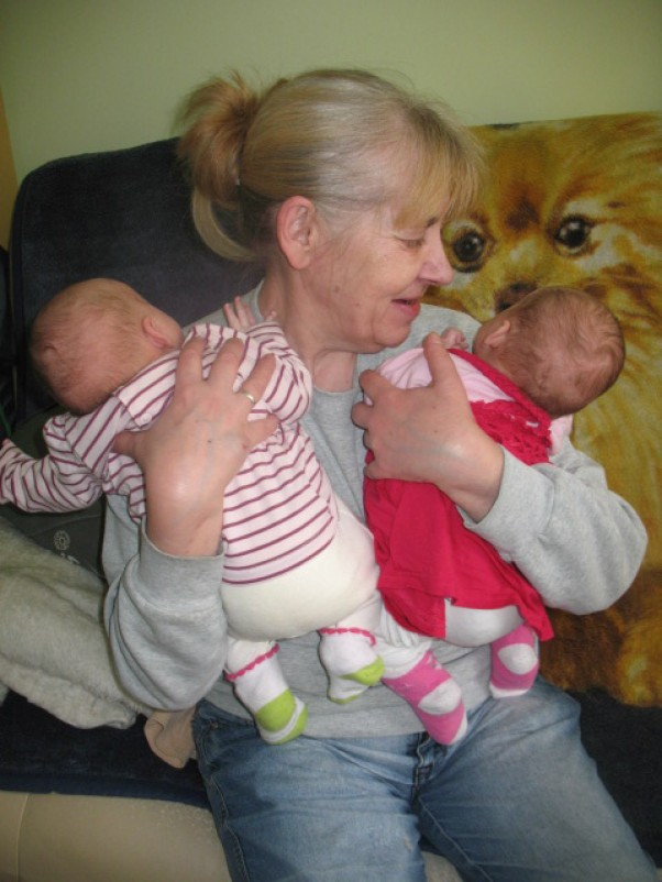 Zdjęcie zgłoszone na konkurs eBobas.pl babcia pierwszy raz tuli obie wnusie na raz:&#45;&#41;