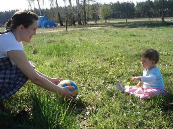 W piłkę z mamą gramy i do zabawy zapraszamy:&#45;&#41; W piłkę gramy na łące,\ngdy świeci słońce gorące.\nTata nam kibicuje\n i nas fotografuje.\nPotem zagra razem z nami \ni wielki mecz rozegramy.