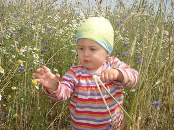 Zdjęcie zgłoszone na konkurs eBobas.pl Kiedy jestem na spacerze, \nczasem jeżdżę na rowerze.\nKiedy świeci słońce gorące,\nja zbieram kwiatki pachnące.\nZ mamą świetnie się bawimy\nkiedy na dwór wyruszymy.