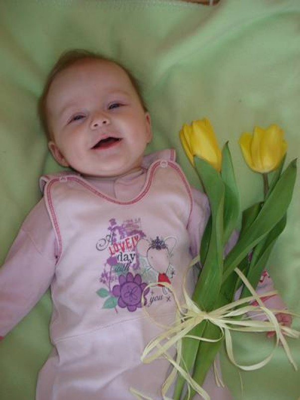Sandra wita Wiosnę Pani wiosna nam przynosi,\nDużo uśmiechu i radości.\nJa Panią Wiosnę witam kwiatkami\nNiech jak najdłużej zostanie z nami!\n