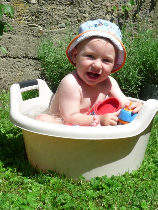 FilipvsBanening Pierwsza kąpiel na świeżym powietrzu :&#41;  i jak zacnie pierwszy raz w misce na pranie hehehe