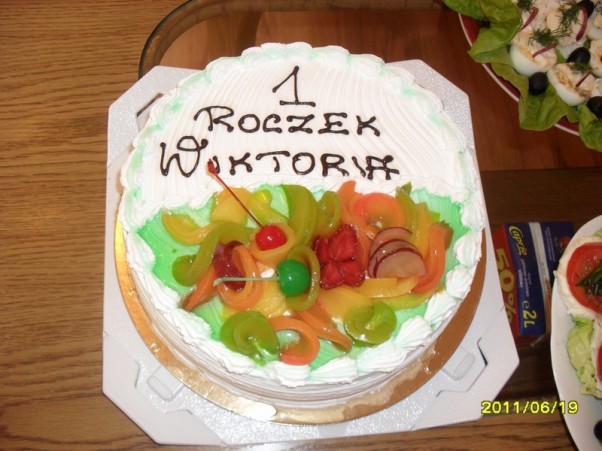 Tort Taki torcik miała Wiki na 1 urodzinki. Może nie jakiś wykwintny, ale smaczny był, masa jogurtowa, nie był za słodki, także nie mulił podczas jedzenia.