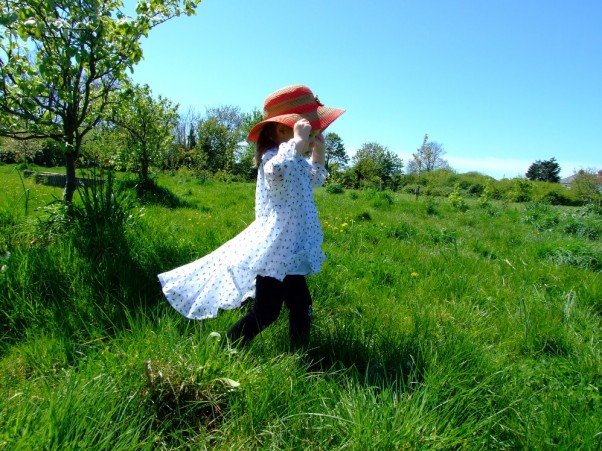 Zdjęcie zgłoszone na konkurs eBobas.pl Szukam inspiracji do zabawy pośrod zielonej wiosennej trawy.