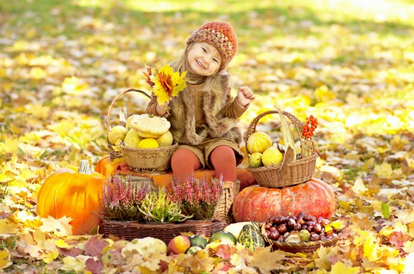 jesienne skarby Przyszła jesień kolorowa i Zuzinka jest zadowolona :&#41; \nZbiera dynie i kasztany.\nZ kolorowych liści robi bukiecik dla mamy.