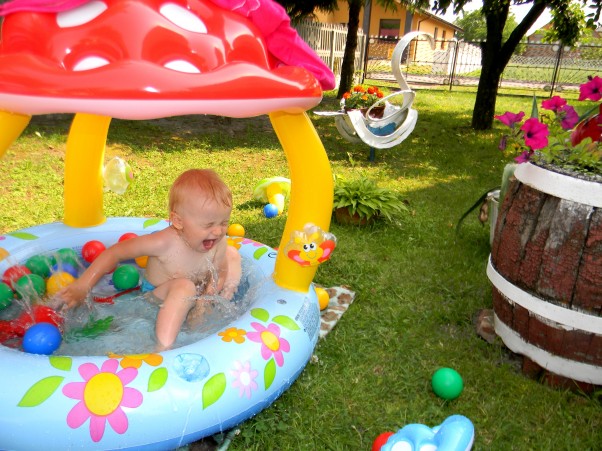 Zdjęcie zgłoszone na konkurs eBobas.pl Wakacyjne szaleństwa w basenie uwielbiamy.\ngdy na dworze ciepło w wodzie przebywamy.\nBo w niej zawsze fajnie jest\nta zabawa jest THE BEST!!!