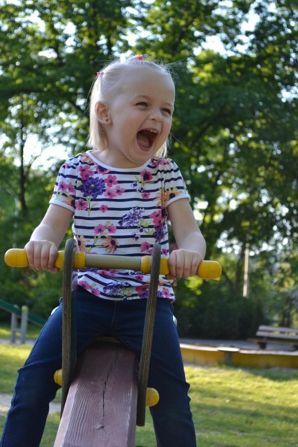 Wiosenne radości W parku zielonym pełnym drzew mała dziewczynka na huśtawce szaleje, jest szczęśliwa i zadowolona wystarczy spojrzeć na zdjęcie na którym buzia się śmieje :&#41; 