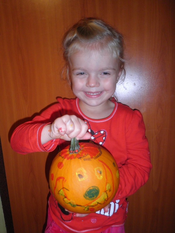 Zdjęcie zgłoszone na konkurs eBobas.pl Zuzia lat 4 i jej halloweenowa wariacja w postaci uśmiechniętej dyni :&#41;