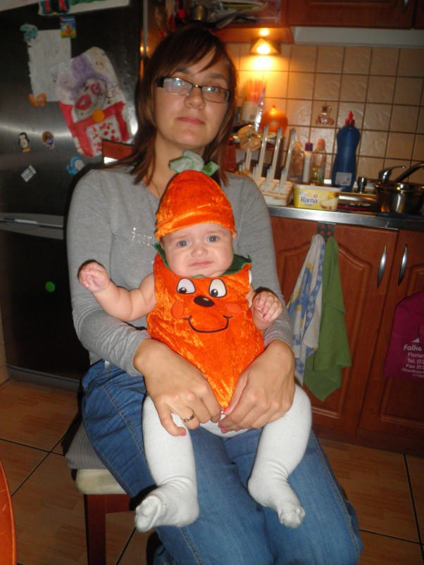 Zdjęcie zgłoszone na konkurs eBobas.pl Moja mała halloweenowa dynia z coś niezadowoloną miną :&#41;