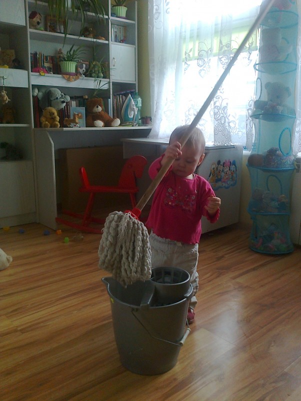 Zdjęcie zgłoszone na konkurs eBobas.pl Mamusia często myje podłogi. Postanowiłam jej pomóc i myję...na sucho :&#41; 