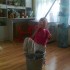 Mamusia często myje podłogi. Postanowiłam jej pomóc i myję...na sucho :&#41; 