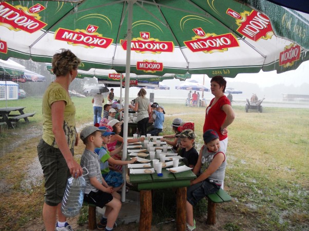 Zdjęcie zgłoszone na konkurs eBobas.pl Nie ważne że na pikniku pada deszcz , na przedszkolnej wycieczce fajnie jest !!!