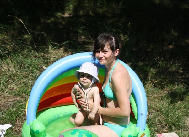 08 sierpień 2011. pierwszy raz w baseniku. z mamą. &#40; :