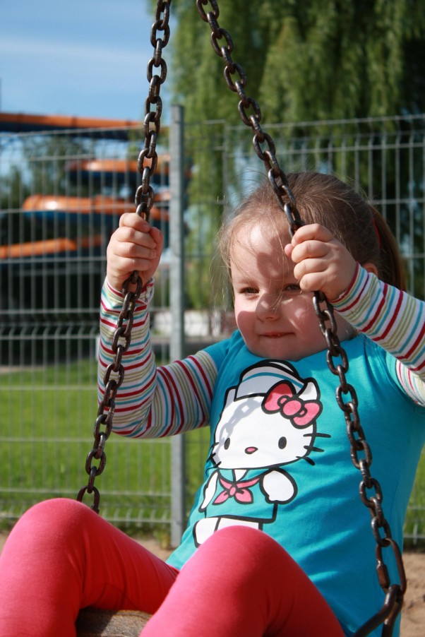 Na okrętke... Kto powiedział że huśtawka nie może stać się karuzelą? Łańcuch posiada, więc...do dzieła...