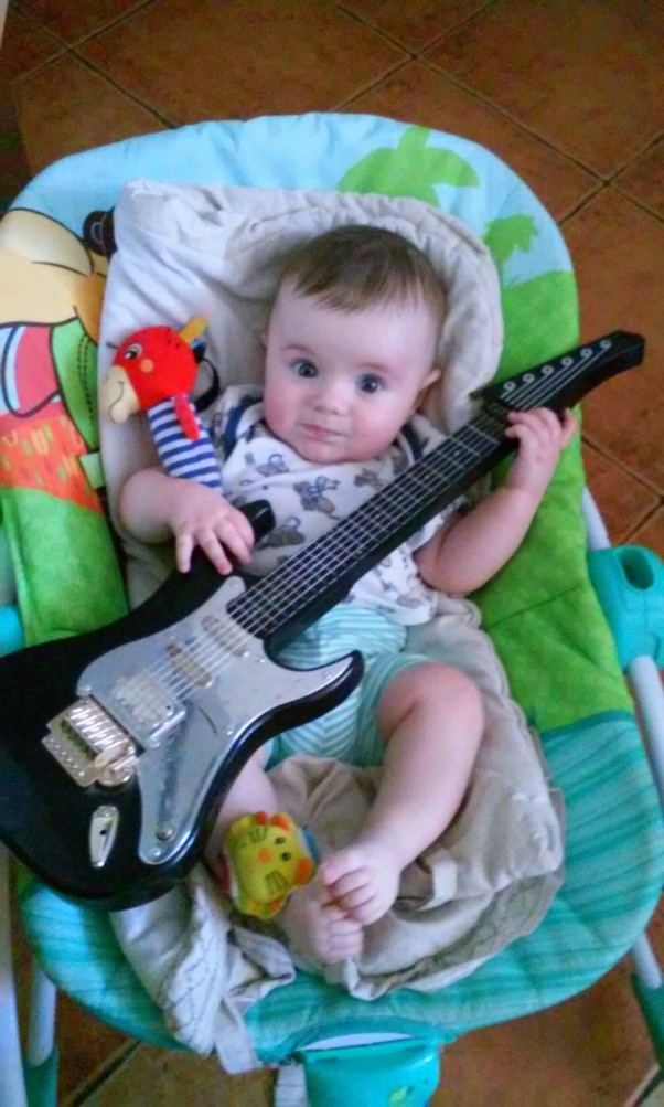 Zdjęcie zgłoszone na konkurs eBobas.pl Mój mały gitarzysta :&#41;