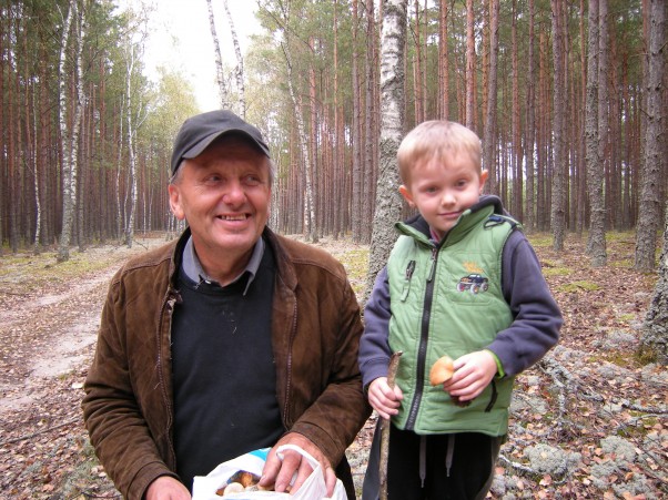 Zdjęcie zgłoszone na konkurs eBobas.pl Wyprawa z dziadkiem na grzyby:&#41;