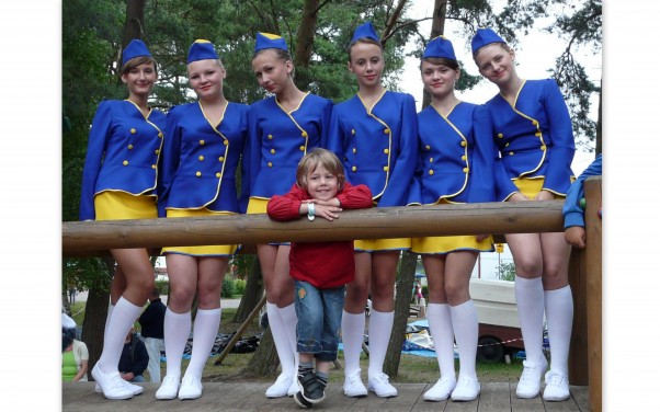 Zdjęcie zgłoszone na konkurs eBobas.pl Jestem taki mały a takie ładne dziewczyny stoją za mną murem:&#45;&#41;