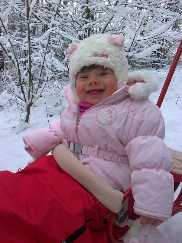 Pierwsza wyprawa Emilki na sanki.  Dużo śniegu wkoło i dużo radości.  Delikatny mrozik namalował Emilce piękne rumieńce:&#41;