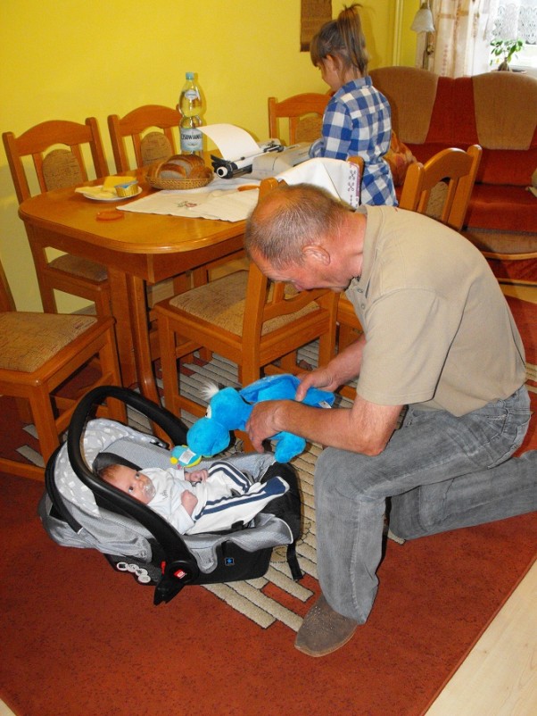 Zdjęcie zgłoszone na konkurs eBobas.pl Dziadek Mietek dogada się nawet z najmniejszym wnukiem :D