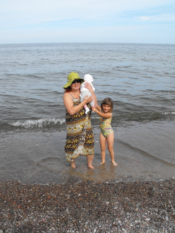 Zdjęcie zgłoszone na konkurs eBobas.pl Babcia Tania z wnukami nad morzem :D
