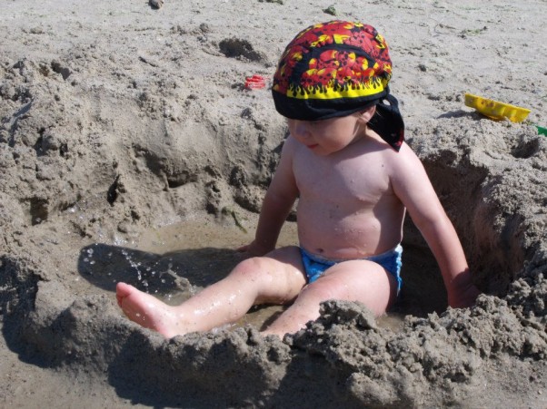 Zdjęcie zgłoszone na konkurs eBobas.pl Najlepsza na plaży jest... wiadomo....zabawa mokrym piaskiem :&#45;&#41;