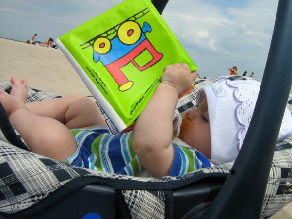 Zdjęcie zgłoszone na konkurs eBobas.pl Moja pierwsza książeczka pojechała ze mną nawet nad morze ;&#45;&#41;