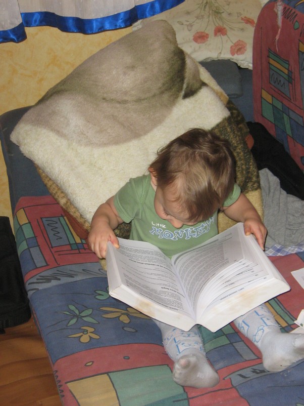Zdjęcie zgłoszone na konkurs eBobas.pl Od małego czytam książki mojego taty z programowania :&#45;&#41;