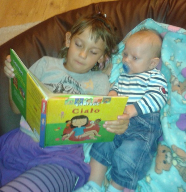 Zdjęcie zgłoszone na konkurs eBobas.pl Moja kochana Marianka od samego początku zaraża swojego młodszego braciszka Stasia pasją do książek :&#45;&#41;