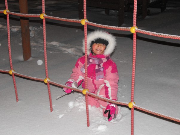 Wieczorne szaleństwa na śniegu :&#45;&#41; Zabawa na placu zabaw zimą jest równie przednia jak i wiosną czy latem :D 