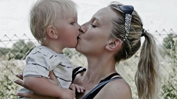 Zdjęcie zgłoszone na konkurs eBobas.pl To najpiękniejszy czas dla mnie bo mój mały synek chce się jeszcze całować i ściskać dla tego muszę to wykorzystać bo przyjdzie czas  gdy powie: &quot;Weź się Mama&quot; :&#45;&#41;