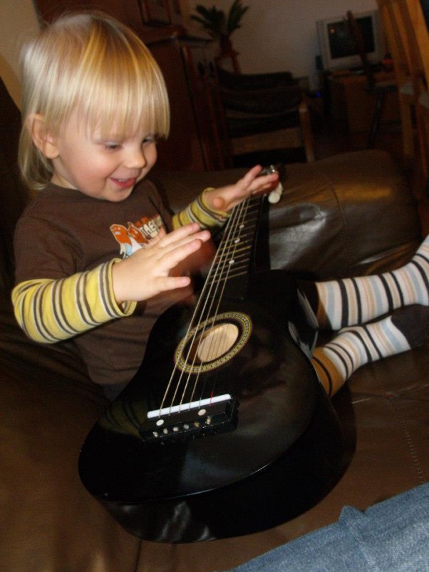 Zdjęcie zgłoszone na konkurs eBobas.pl Pierwsze lekcje nauki gry na gitarze mamy już za sobą ;&#45;&#41;