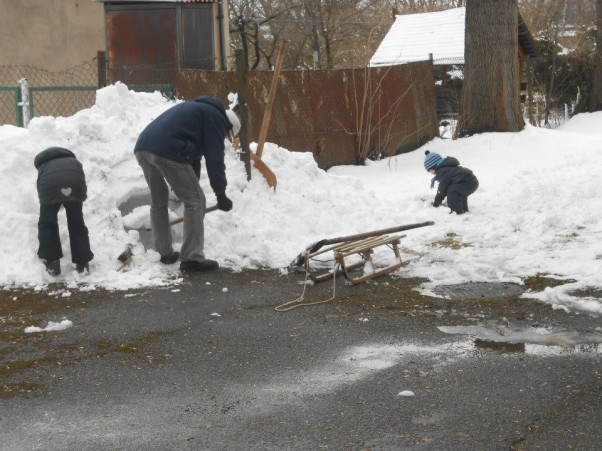 Zdjęcie zgłoszone na konkurs eBobas.pl Sprzątanie zimy i szukanie wiosny. Taki krajobraz mieliśmy w Wielkanoc 2013 :&#45;&#41;