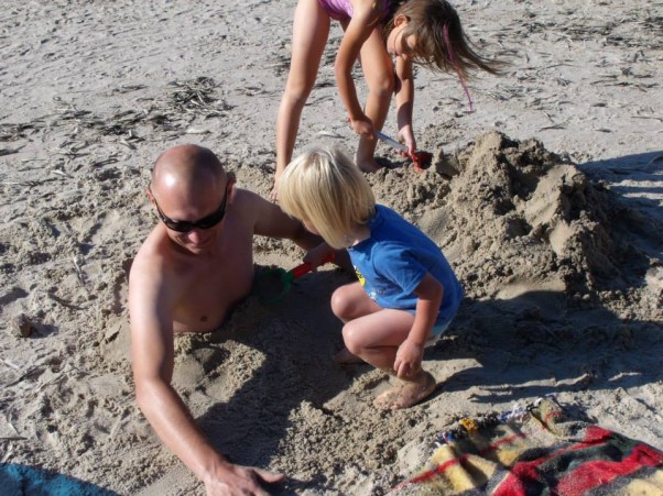 To co dzieci i tatusiowie lubią najbardziej. Udany urlop jest wtedy gdy mamy tatusia, łopatkę, kawałek plaży i wielką dziurę. Do dziury wkłada się tatusia i zakopuje! Gwarantuję, że taki urlop będzie w 100&#37; udany!