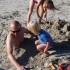 Udany urlop jest wtedy gdy mamy tatusia, łopatkę, kawałek plaży i wielką dziurę. Do dziury wkłada się tatusia i zakopuje! Gwarantuję, że taki urlop będzie w 100&#37; udany!