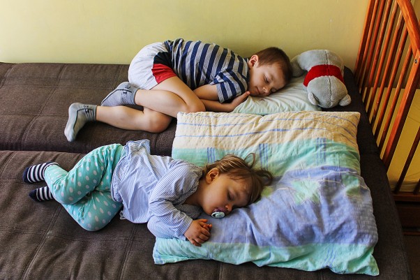 Spanie synchroniczne :&#41; Kiedy jedno dziecko śpi jest tak.... spokojnie, kiedy dwoje dzieci śpi w tym samym czasie, to jak gwiazdkowy prezent w środku lata ;&#41;