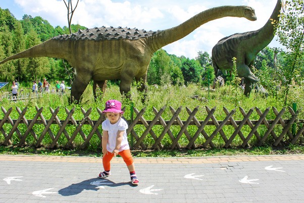 Kasia na tropie... Kasia postanowiła postawić swoje pierwsze kroki w roli detektywa...idealną okazją do tego była wizyta w parku dinozaurów. Jej czujne oko nie przegapiło ogromnych śladów, które poprowadziły ją szlakiem przygody :&#41;