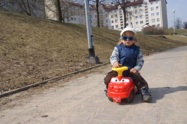 formuła 1 mały rajdowiec na drogę wyrusza,\nwszystkich do zejścia z mu drogi zmusza,\nbiega, jeździ, pęd rozwija,\ntak mu czas milutko mija...