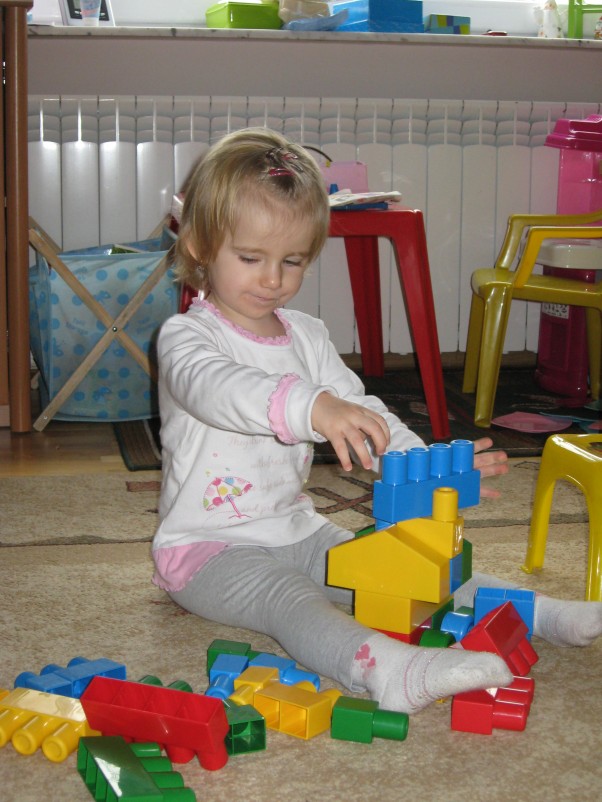 Zdjęcie zgłoszone na konkurs eBobas.pl Moje dziecko potrafi samodzielnie budowac wysokie wieże :&#41;