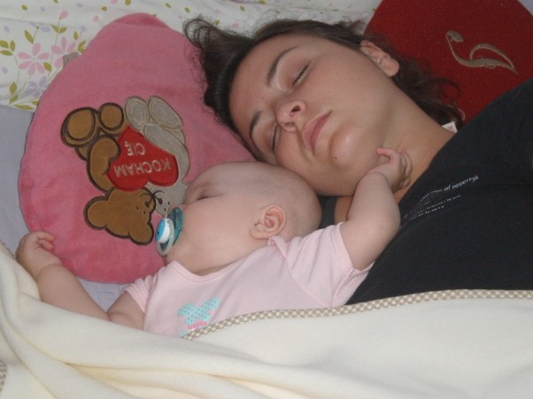 Poranne drzemki z mamą Zdjęcie zrobione latem, wtedy Milena miała prawie 6 miesięcy. Uwielbiałyśmy rano długo pospać na ogromnym łóżku :&#41;