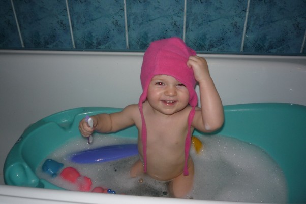 Zdjęcie zgłoszone na konkurs eBobas.pl Aby nie zmarznąć w czasie kąpieli Natalcia wpadła na świetny pomysł i... kąpie się w czapce
