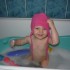 Aby nie zmarznąć w czasie kąpieli Natalcia wpadła na świetny pomysł i... kąpie się w czapce